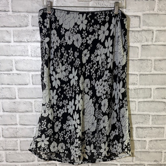 Beechers Brook Dresses & Skirts - Beechers Brook Chic Floral A-Line Skirt in Black and White- size 14 ish